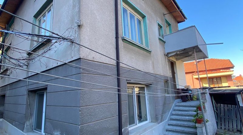 Самостоятелна къща със самостоятелен парцел и гараж – близо до центъра, 150 000 евро